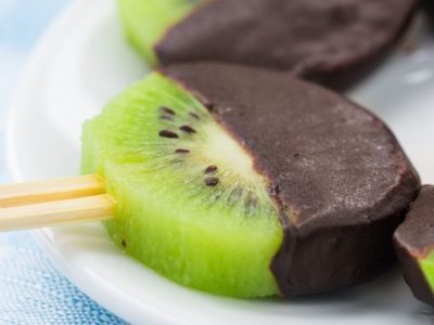 Stecchi di kiwi ricoperti al cioccolato